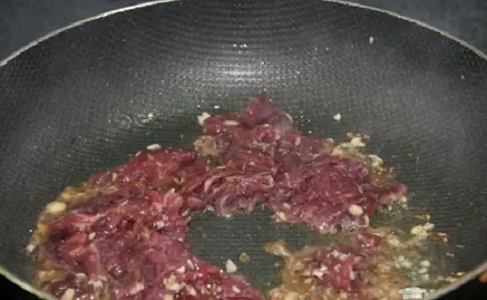 thit-bo-xao-khoai-tay-chua-ngot-5