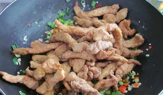 THỊT HEO CHIÊN NƯỚC MẮM LẠ MÀ NGON