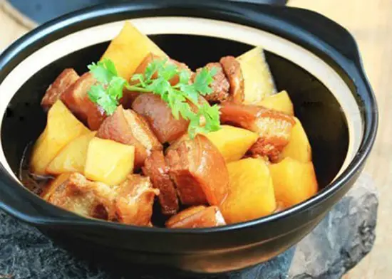 THỊT KHO KHOAI TÂY ĐẬM VỊ ĐƯA CƠM