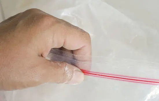 lắc mạnh túi bột