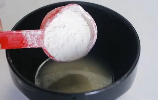 cho bột mì vào bát