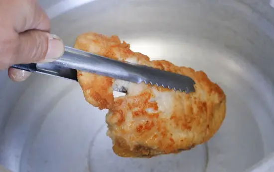 cho thịt gà vào nồi