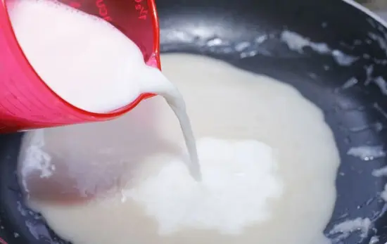 thêm sữa vào bột mì