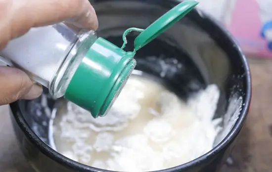thêm muối vào bột