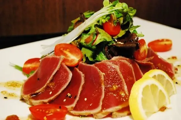 Thử làm Salad cá ngừ Tataki khác biệt