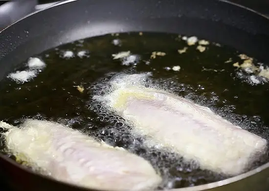 cho cá vào chảo chiên