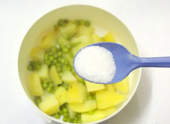 thêm muối vào khoai tây