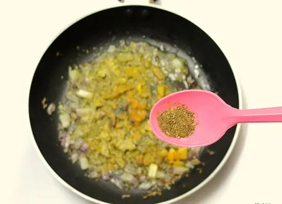 thêm garam masala vào chảo rau củ