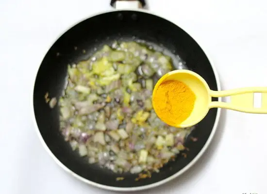 thêm bột nghệ vào chảo