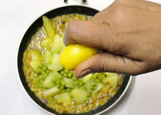 cho nước cốt chanh vào cà ri
