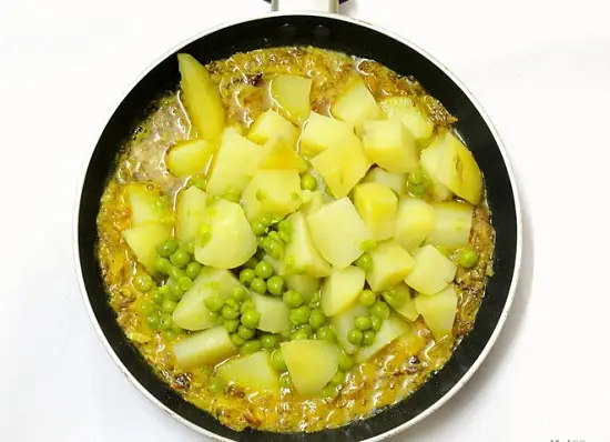 cho khoai và đậu vào cà ri