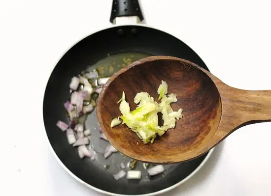 thêm tỏi băm vào chảo