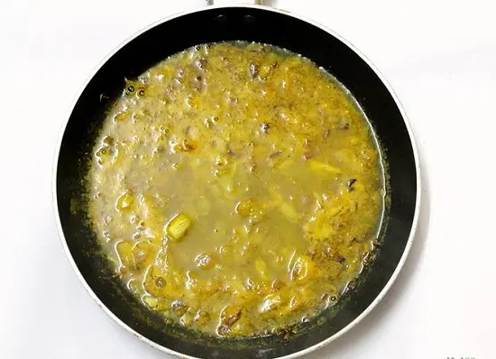 thêm nước vào chảo đun sôi