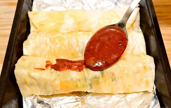cho bánh ngô vào khay nướng