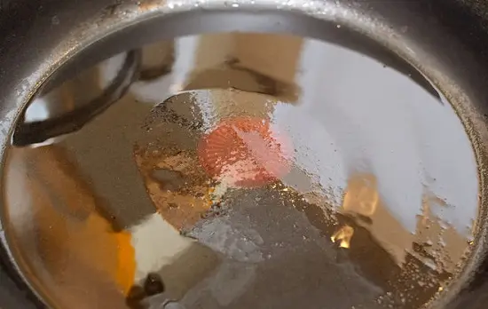 đun nóng dầu ăn