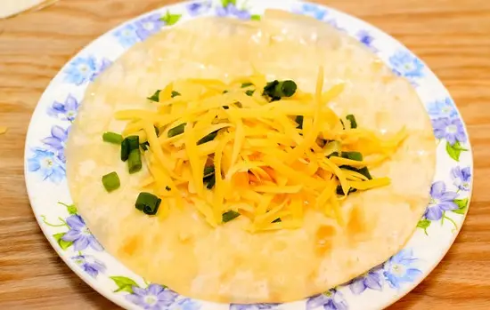 cuộn bánh ngô với nhân phô mai
