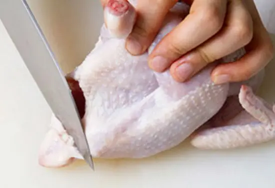Sơ chế nguyên liệu làm món gà không lối thoát