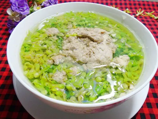Múc canh cua nấu thiên lí ra bát và thưởng thức