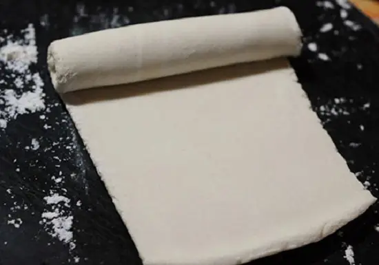 Cán bột mỏng để làm bánh trứng nướng