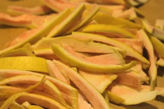 tinh-dau-buoi-tu-che-tai-nha-cham-soc-mai-toc-chac-khoe-02