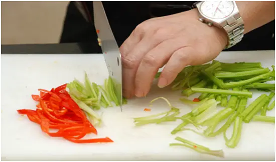 cần tây và ớt thái nhỏ