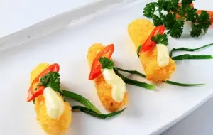 TÔM CUỘN KHOAI TÂY CHIÊN MÓN QUÀ CHO BÉ YÊU