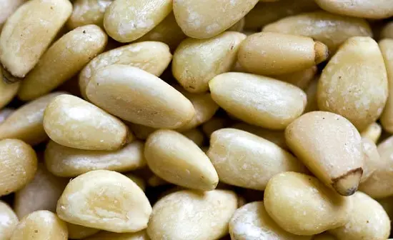 thực phẩm giàu vitamin E hạt thông