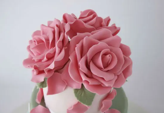 Trang trí bánh kem bằng hoa hồng làm từ fondant