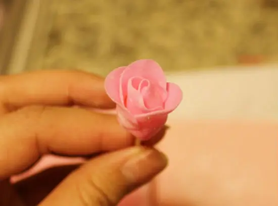 Trang trí bánh kem bằng hoa hồng làm từ fondant 7