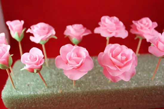 Trang trí bánh kem bằng hoa hồng làm từ fondant 12