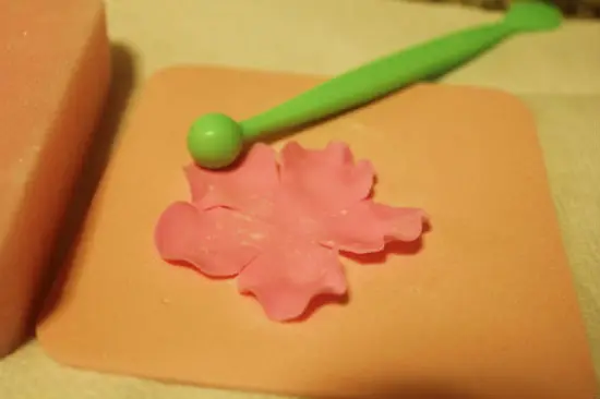 Trang trí bánh kem bằng hoa hồng làm từ fondant 4