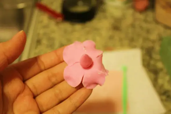 Trang trí bánh kem bằng hoa hồng làm từ fondant 5