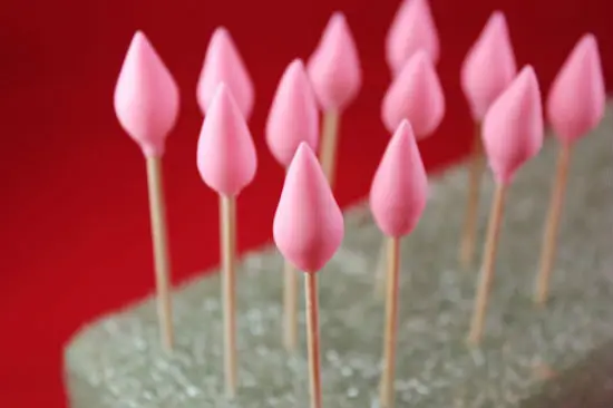 Trang trí bánh kem bằng hoa hồng làm từ fondant 2