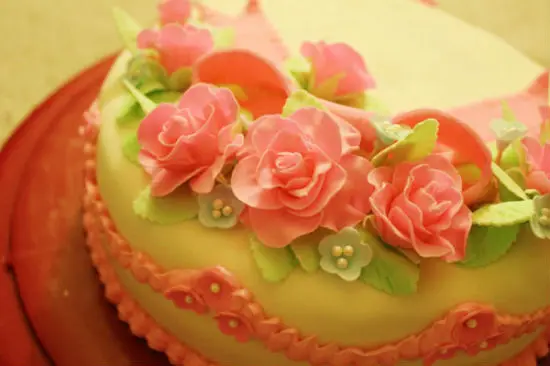 Trang trí bánh kem bằng hoa hồng làm từ fondant 13