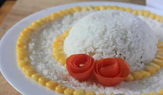 TRANG TRÍ ĐĨA CƠM HẤP DẪN NHƯ NHÀ HÀNG