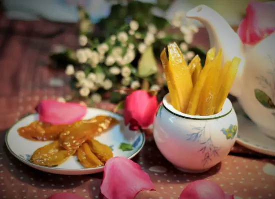 Trổ tài làm mứt xoài đón tết