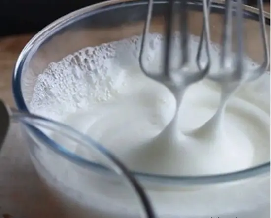 bánh cuộn socola đánh lòng trắng trứng