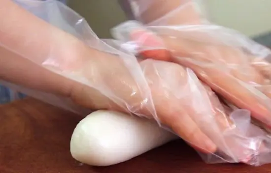 Lặn bột để làm bánh gạo tokbokki