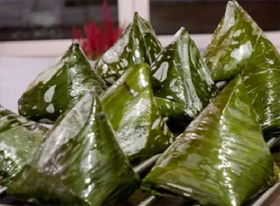 Cho vào nồi luộc bánh giò
