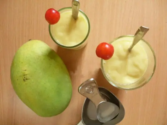 Đổ sinh tố xoài ra cốc và trang trí