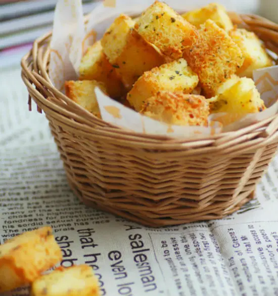 Tự tay làm bánh mì bơ tỏi ăn lai rai cả ngày