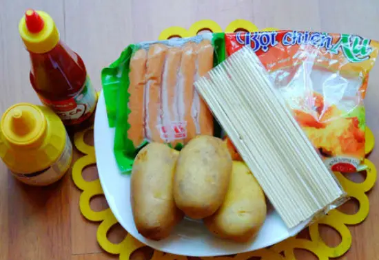 Nguyên liệu làm bánh khoai tây bọc xúc xích chiên