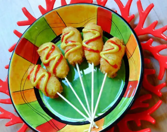 Tự tay làm món bánh khoai tây bọc xúc xích chiên