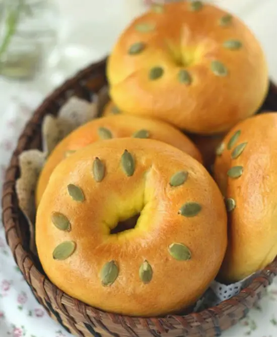 Tuyệt chiêu làm bánh mì bí đỏ thơm ngon, hấp dẫn cho bữa sáng