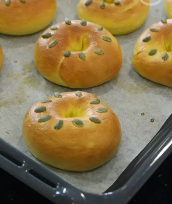 Những chiếc bánh mì bí đỏ ra lò thật thơm ngon, bắt mắt