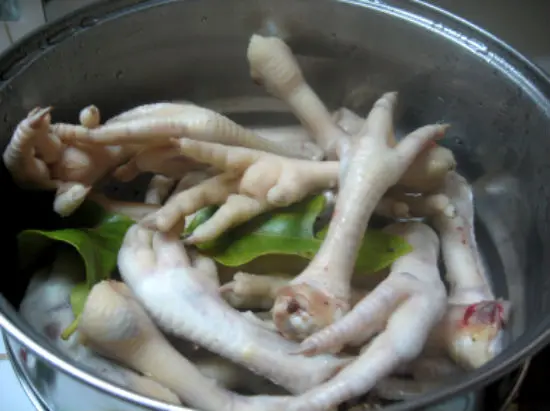 Các bước làm chân gà hấp hành: