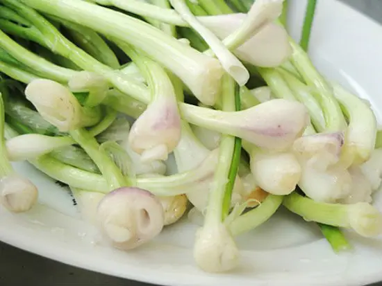 Sơ chế nguyên liệu làm món chân gà hấp hành