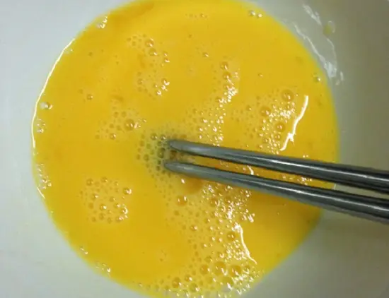 Đánh tan trứng để làm cơm rang trứng