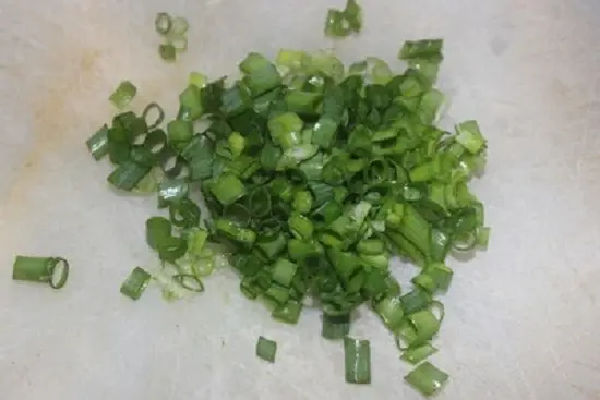 Thái nhỏ hành lá để làm cơm rang trứng