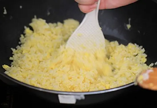 Đảo đều chảo cơm rang